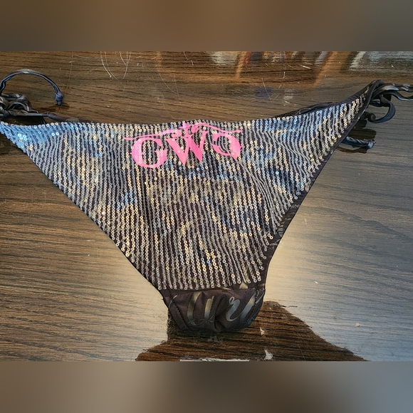 Girls with guns bikini bottoms - Picture 1 of 5